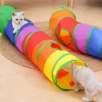 Gatos brincando em túnel colorido de poliéster com múltiplas entradas e brinquedo pendurado.
